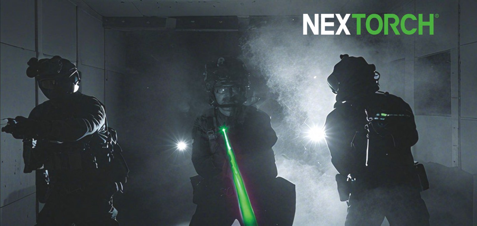 Operátori Nextorch v akcii — taktické svietidlá a zelený laser v zadymenom priestore