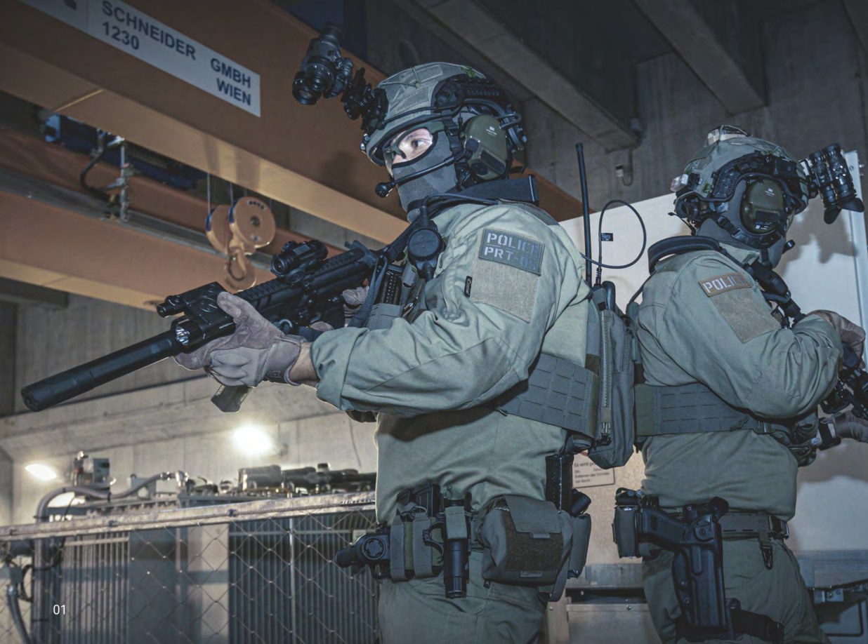 Policajní operátori s taktickým vybavením — cieľová skupina svietidiel Nextorch
