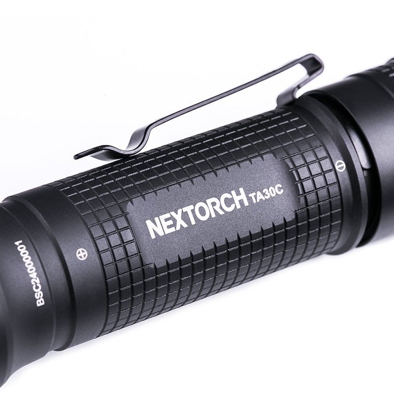 Nextorch TA30C — telo z leteckého hliníka s tvrdou eloxáciou a taktickým klipom