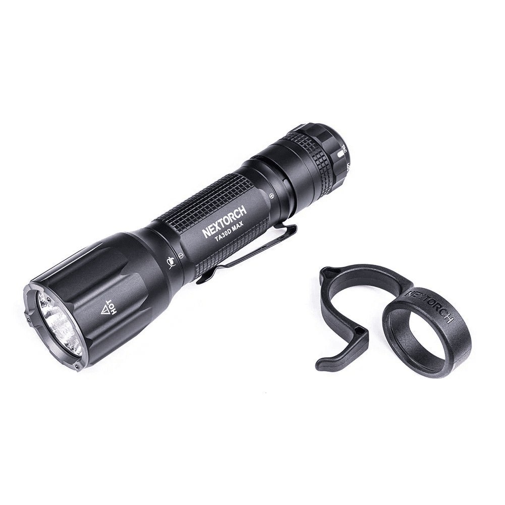 Nextorch TA30D MAX — taktický úchopový krúžok FR-3 nasadený na tele baterky