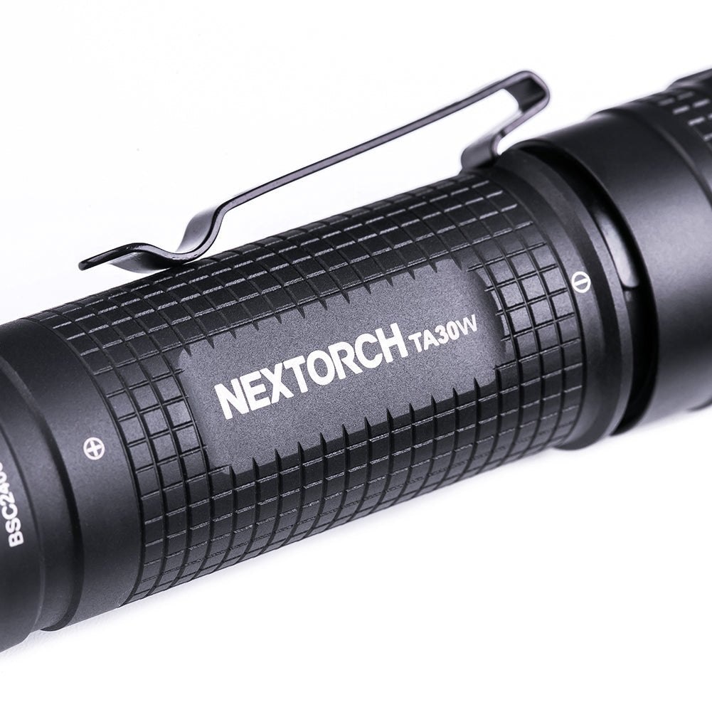 Nextorch TA30W — telo z leteckého hliníka s krížovým ryhovaním úchopu a vreckovým klipom