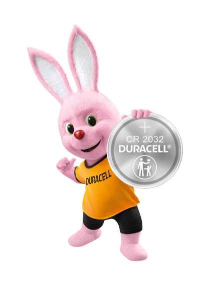 Duracell CR2032 – maskot zajac Duracell drží lítiovú gombíkovú batériu CR 2032 s piktogramom dospelého a dieťaťa