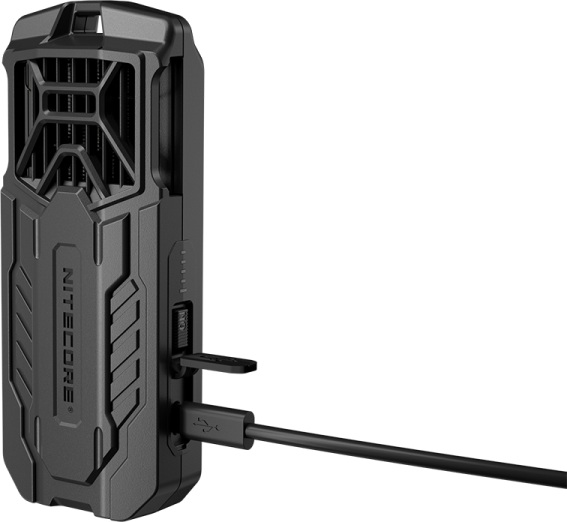 Nitecore EMR16 prenosný elektronický odpudzovač komárov pod uhlom s pripojeným USB-C káblom