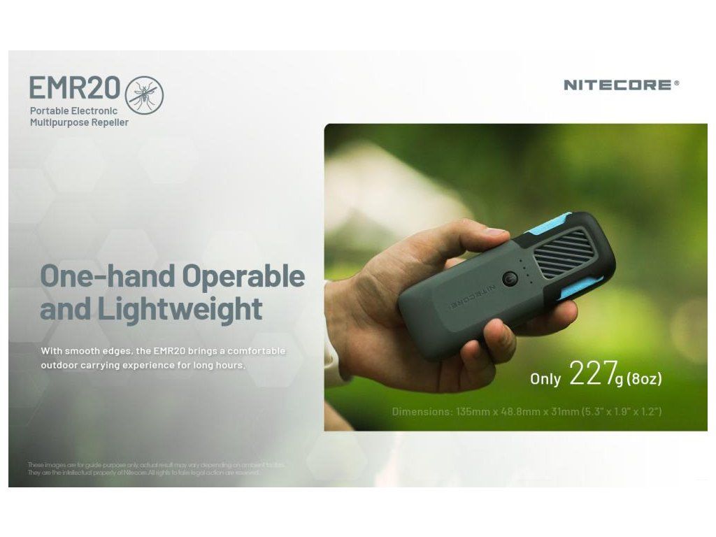 Nitecore EMR20 v dlani — 227 g a rozmery 135 × 48,8 × 31 mm, ovládanie jednou rukou