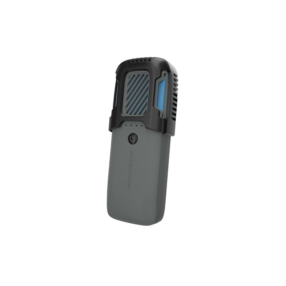 Nitecore EMR20 prenosný elektronický odpudzovač komárov s powerbankou pod uhlom, sivé telo a modré bočné panely