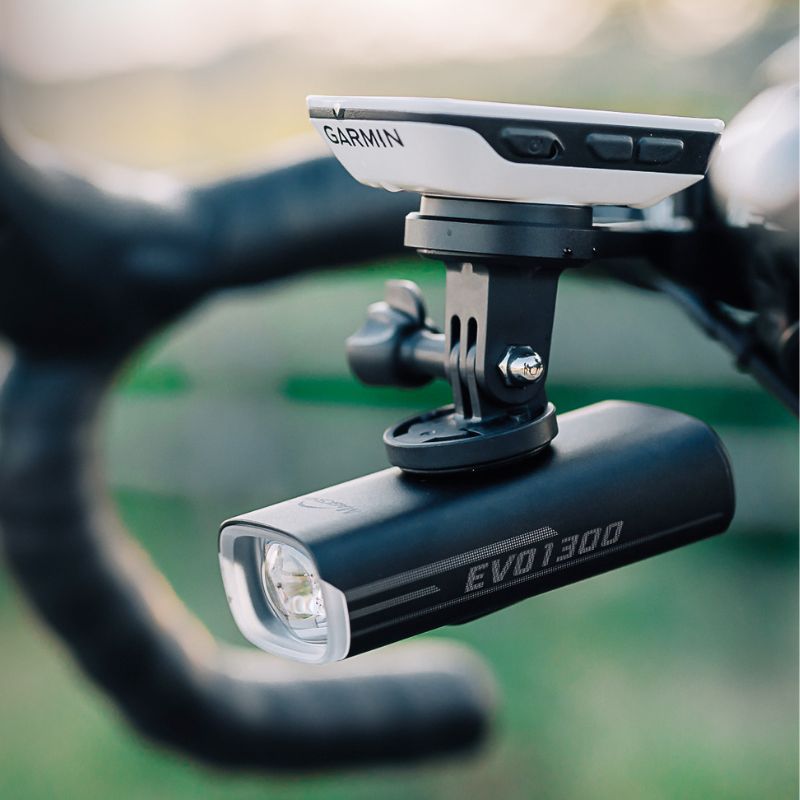 Magicshine EVO 1300 zavesené pod cyklopočítačom Garmin na predsadenom držiaku cestného bicykla