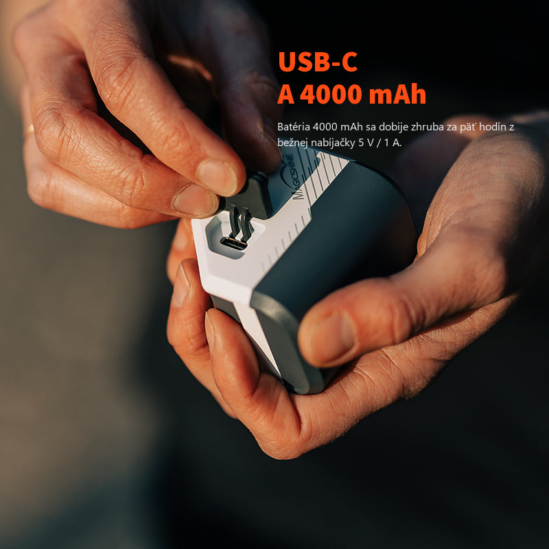 Nabíjací port USB-C pod gumenou krytkou na tele svetla Magicshine EVO 1700 s batériou 4000 mAh