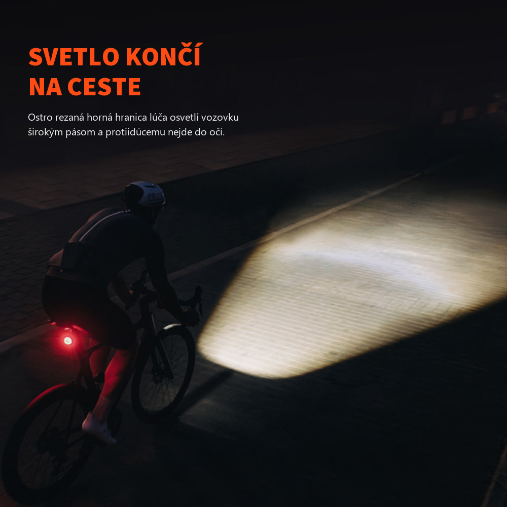 Cyklista na nočnej ceste, Magicshine EVO 1700 PRO osvetľuje široký pás vozovky s ostrou hranicou lúča