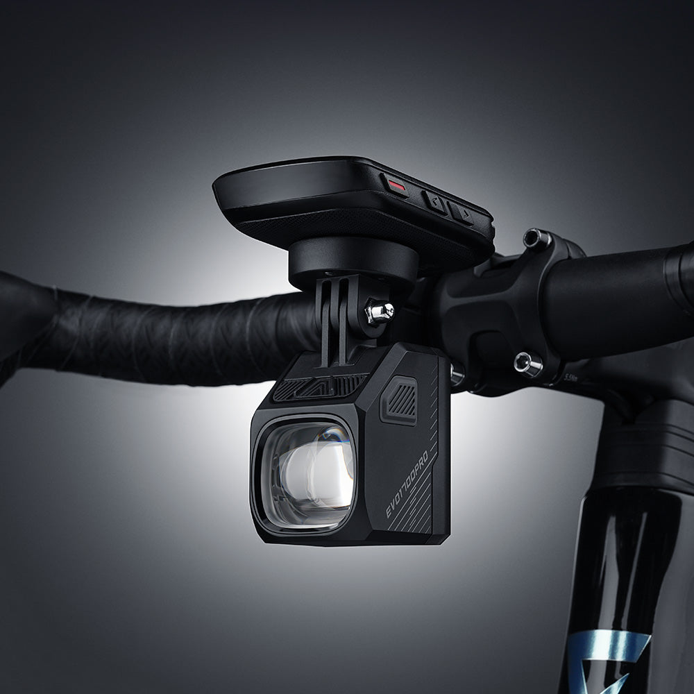 Magicshine EVO 1700 PRO namontované pod cyklopočítačom na predsadenom držiaku cestného bicykla