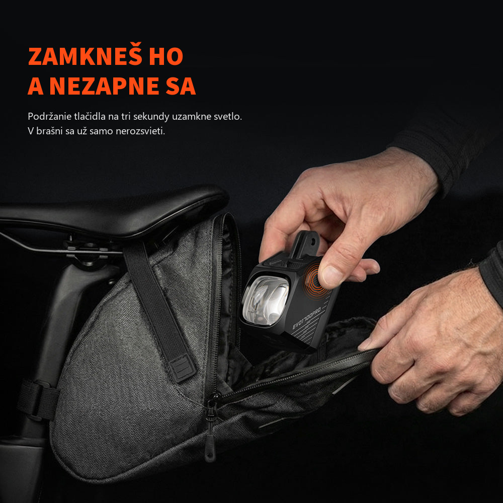 Ruka ukladá zamknuté svetlo Magicshine EVO 1700 PRO do podsedlovej brašne na bicykli