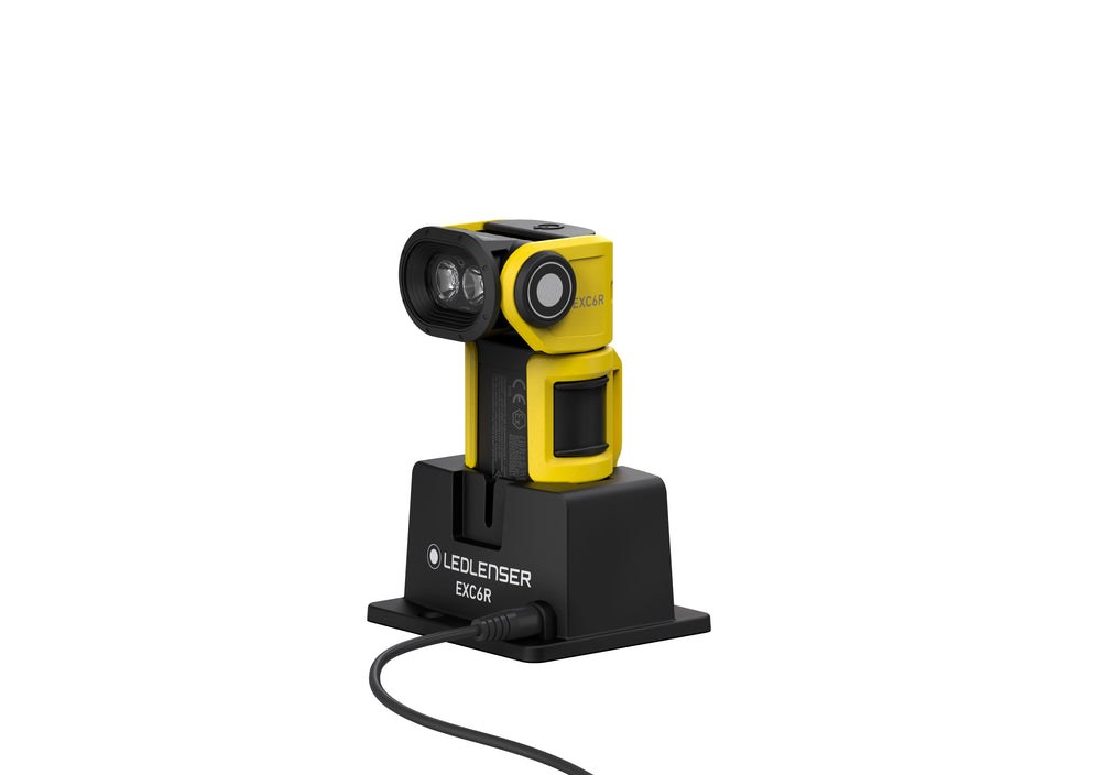 Ledlenser EXC6R v nabíjacej stanici s káblom — set s nabíjačkou pripravený na nabíjanie