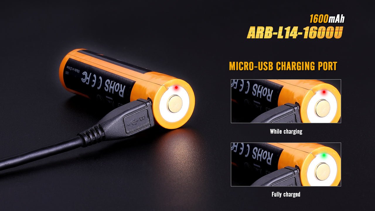 Fenix ARB-L14-1600U s pripojeným káblom Micro-USB a kontrolkou nabíjania pri kladnom póle článku