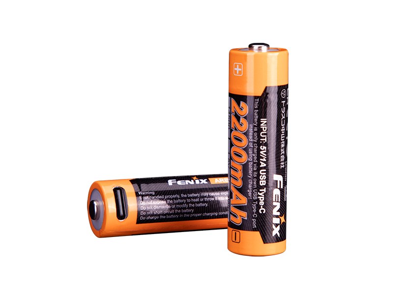 Fenix ARB-L14-2200U — nabíjateľný AA článok 1,5 V s potlačou 2200 mAh a portom USB-C v boku tela