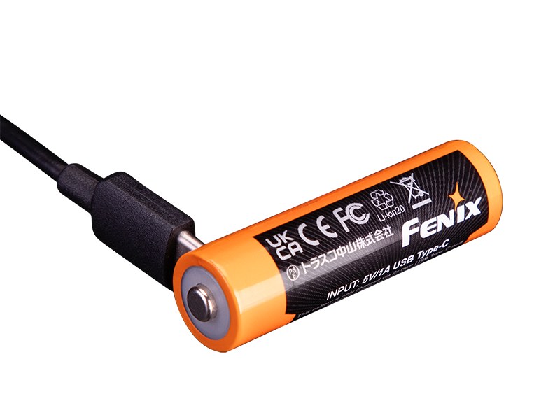 Fenix ARB-L14-2200U — detail portu USB-C v boku článku s pripojeným káblom a značkami UKCA, CE a FCC