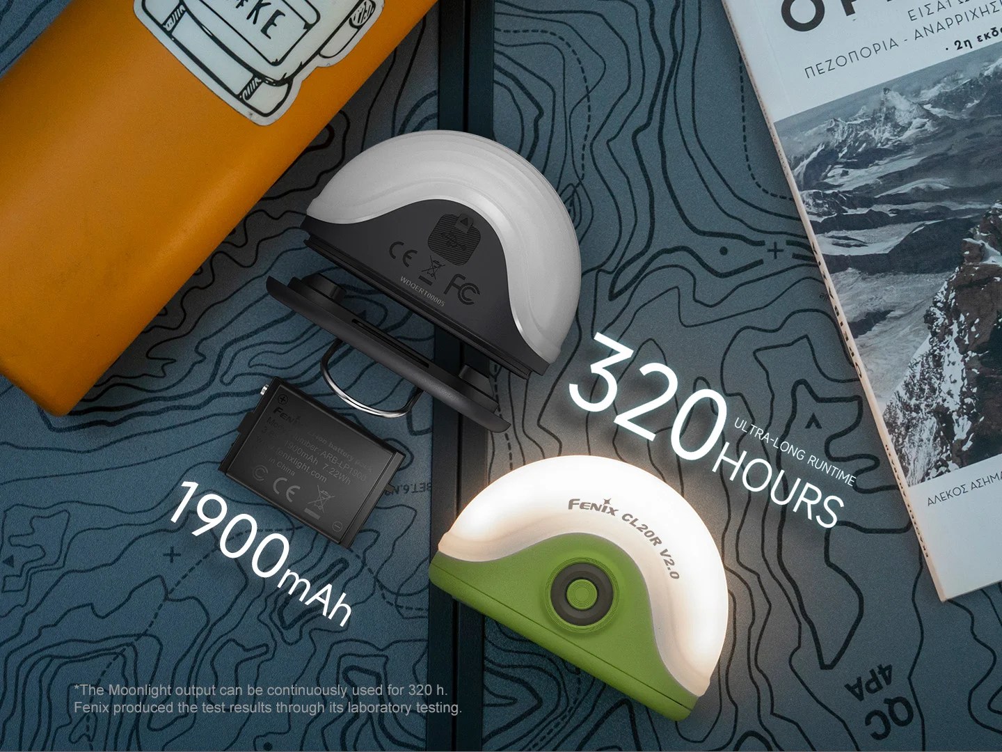 Fenix CL20R V2.0 s otvoreným krytom batérie a vyberateľným akumulátorom ARB-LP1900 1900 mAh na turistickej mape