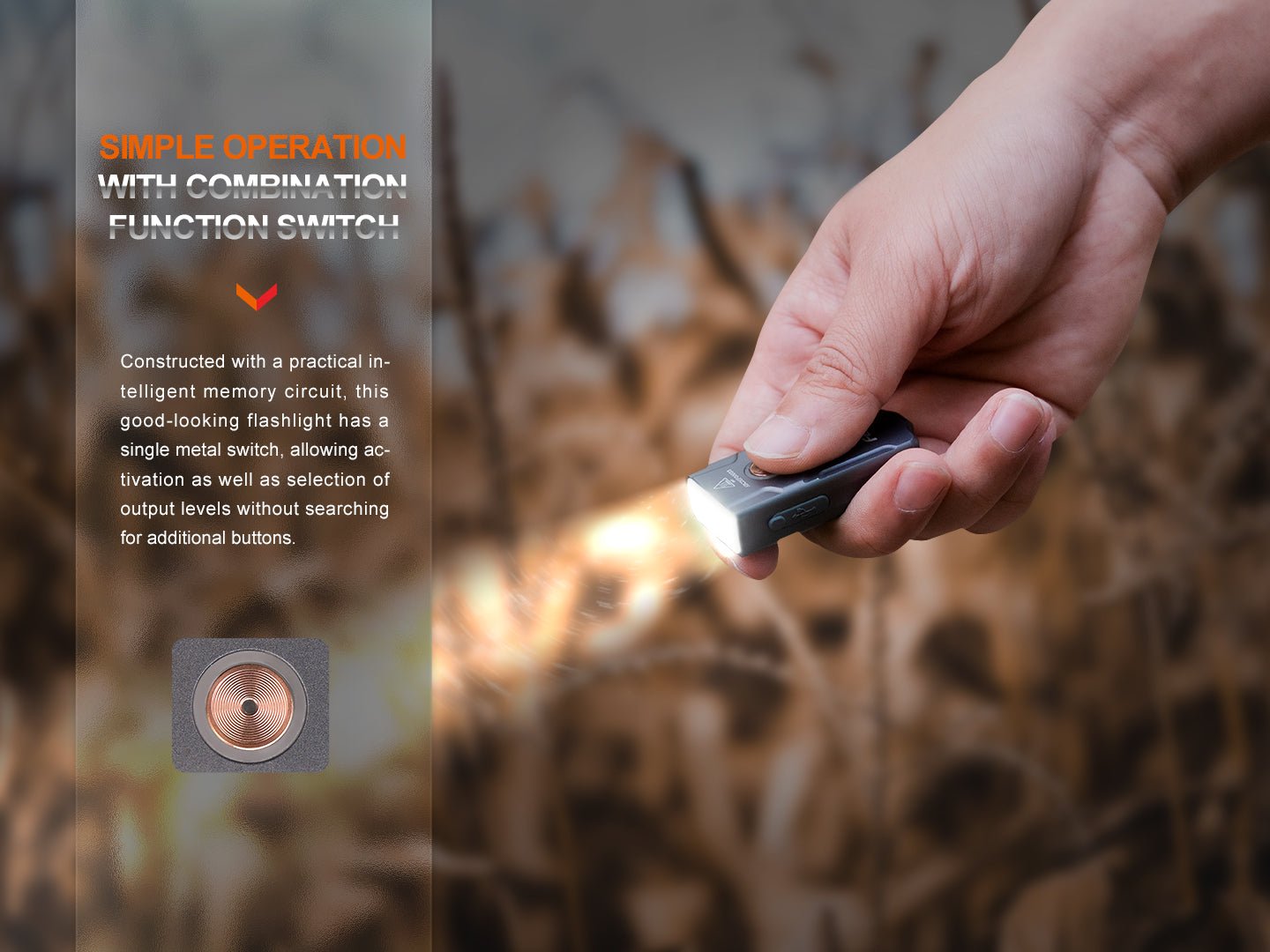 Fenix E03R V2.0 svieti v ruke nad trávou, detail kovového spínača s pamäťou posledného stupňa