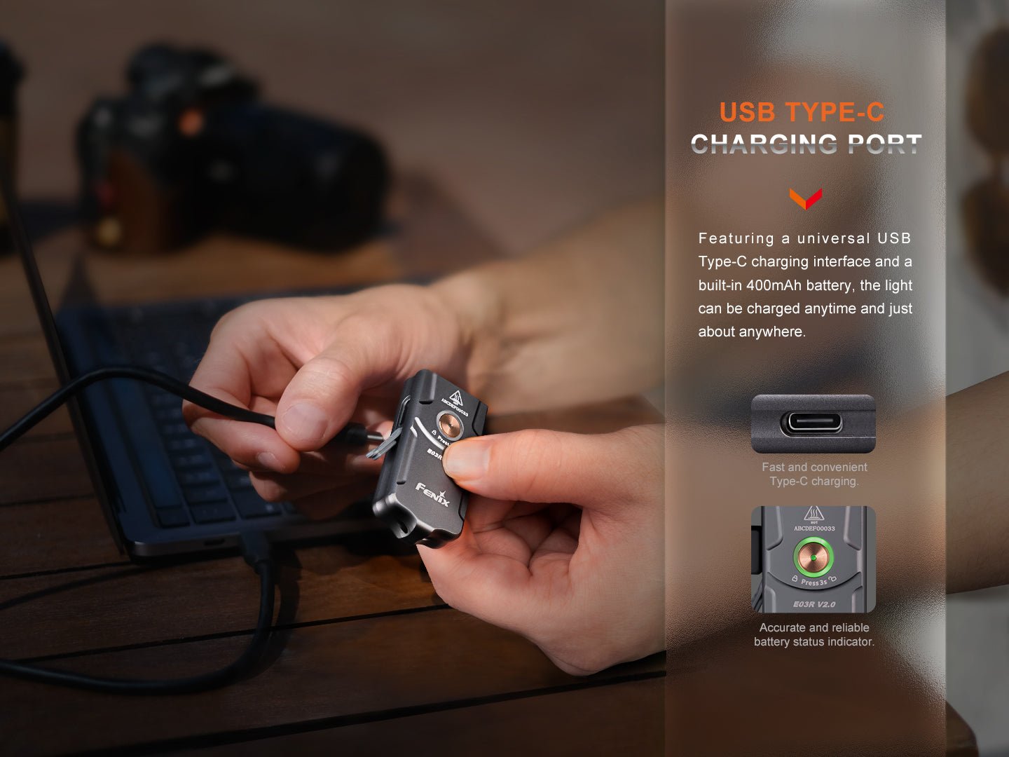 Fenix E03R V2.0 nabíjanie cez port USB-C na boku pri notebooku a indikátor stavu nabitia v spínači