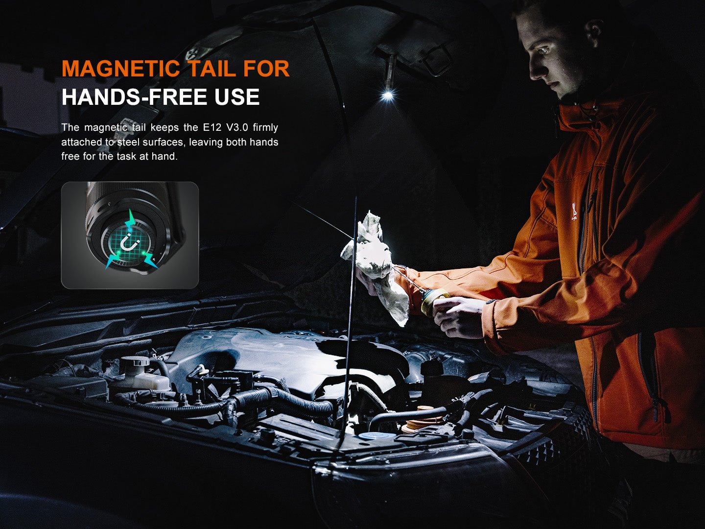 Fenix E12 V3.0 s magnetickým chvostom prichytená na kapote auta svieti do motora pri kontrole oleja