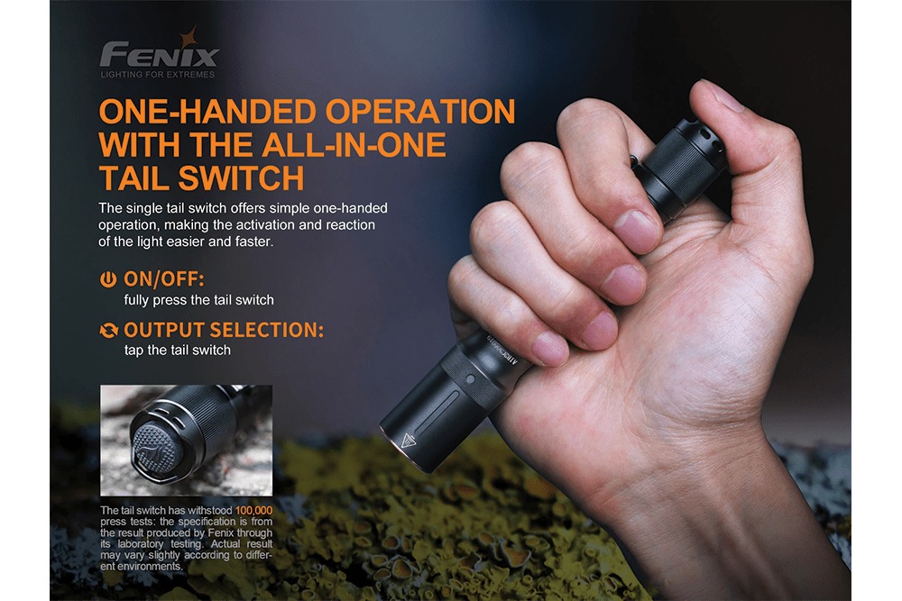 Fenix E20 V2.0 ovládanie jednou rukou chvostovým spínačom, ktorý v teste Fenix vydržal 100 000 stlačení