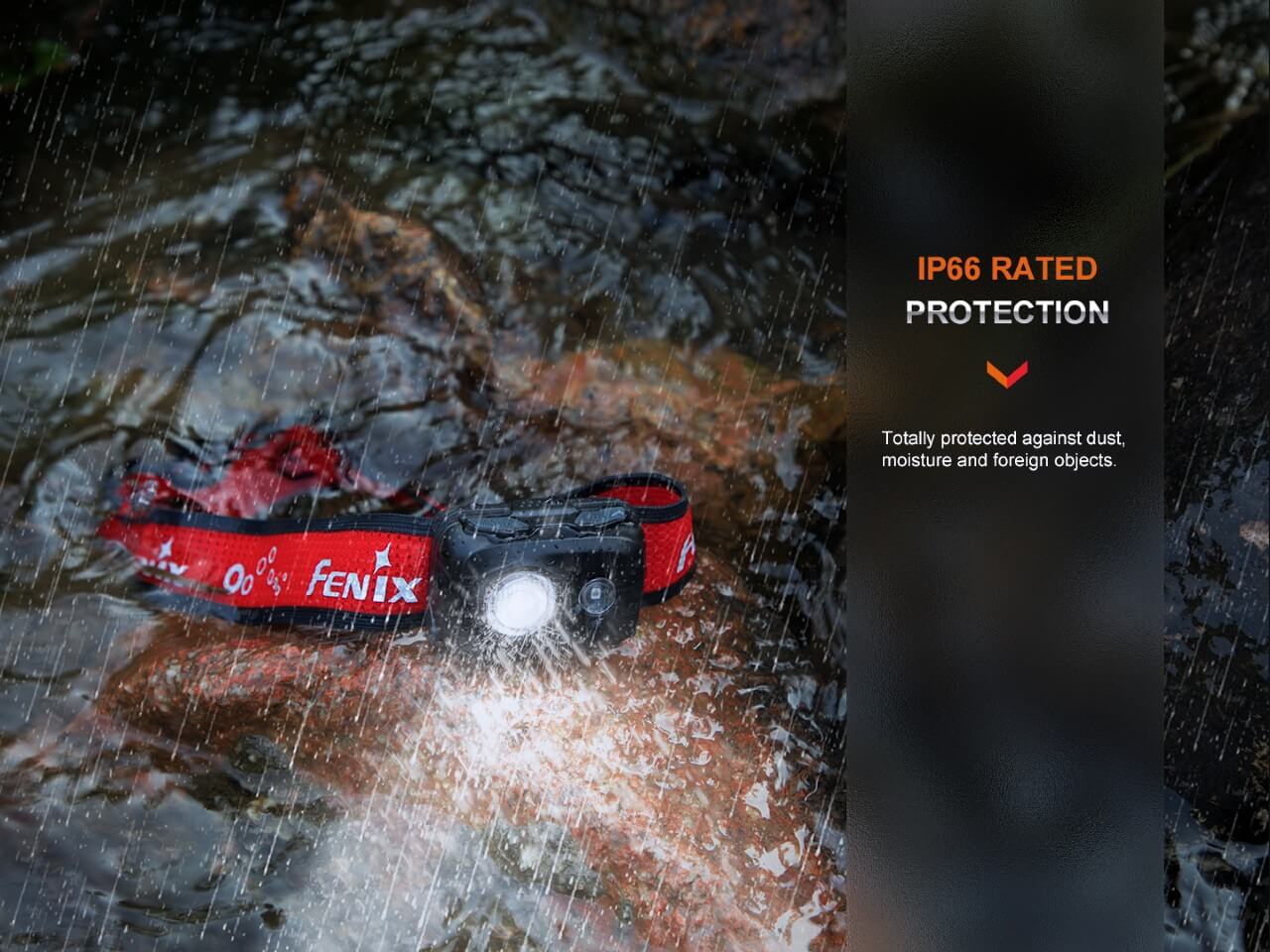 Fenix HL16 s krytím IP66 svieti na mokrom kameni v potoku počas prudkého dažďa, chránená pred prachom a vodou