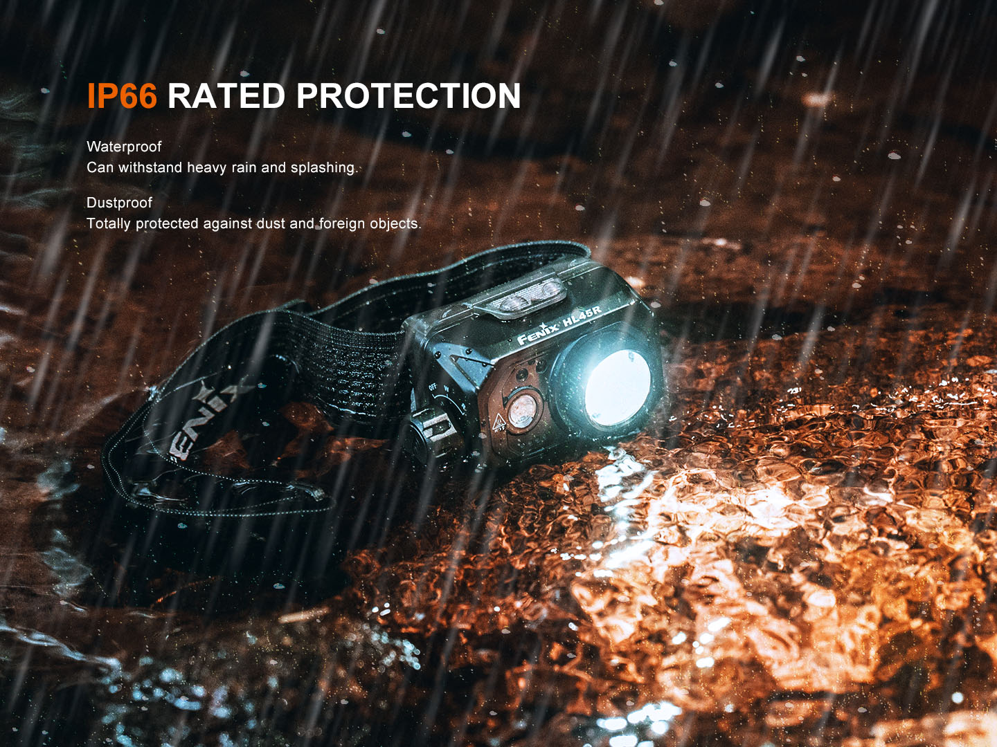 Fenix HL45R svieti na mokrom kameni v lejaku, krytie IP66 proti silnému dažďu, striekajúcej vode a prachu
