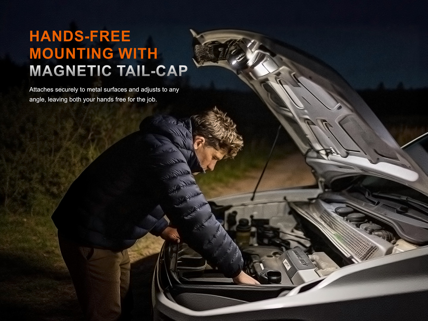 Fenix HM53R Garnet prichytený magnetickou koncovkou na kapote auta svieti do motorového priestoru pri oprave