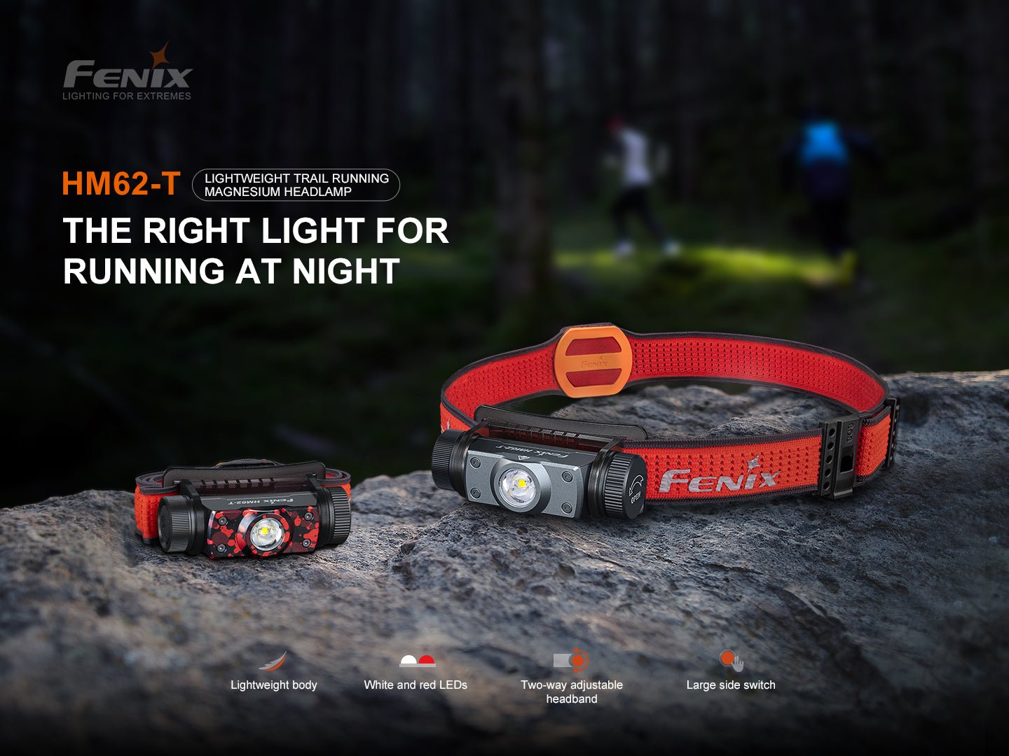 Fenix HM62-T ľahká trailová bežecká čelovka z horčíkovej zliatiny na kameni, v pozadí nočný les s bežcami