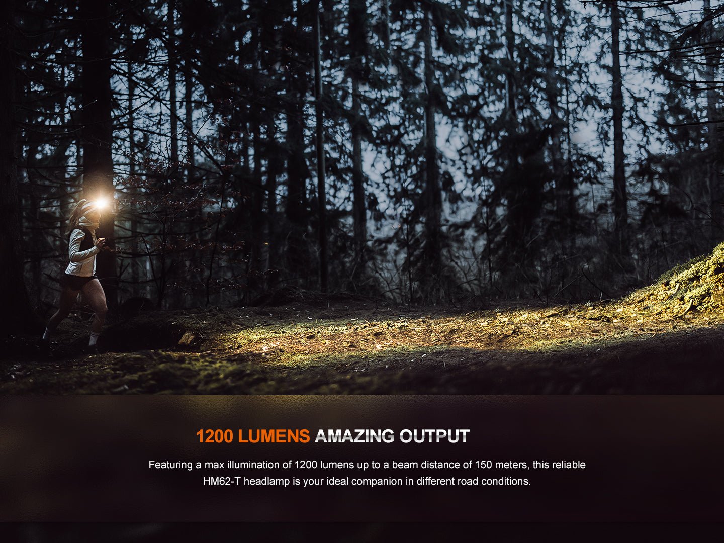 Fenix HM62-T svieti 1200 lúmenmi na lesný chodník v smrekovom lese, bežkyňa s dosvitom až 150 metrov