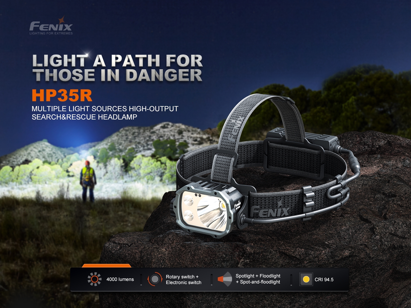 Fenix HP35R pátracia a záchranná čelovka s batériovým puzdrom na skale, v pozadí záchranár svieti do kopca