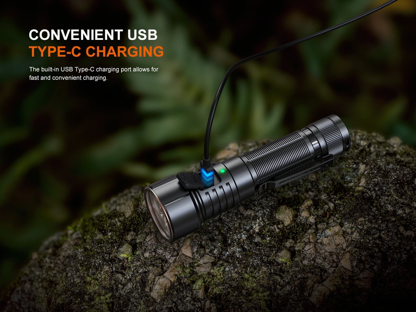 Fenix LD36R nabíjanie káblom USB-C cez port v krku baterky pod krytkou, zelený indikátor pri porte