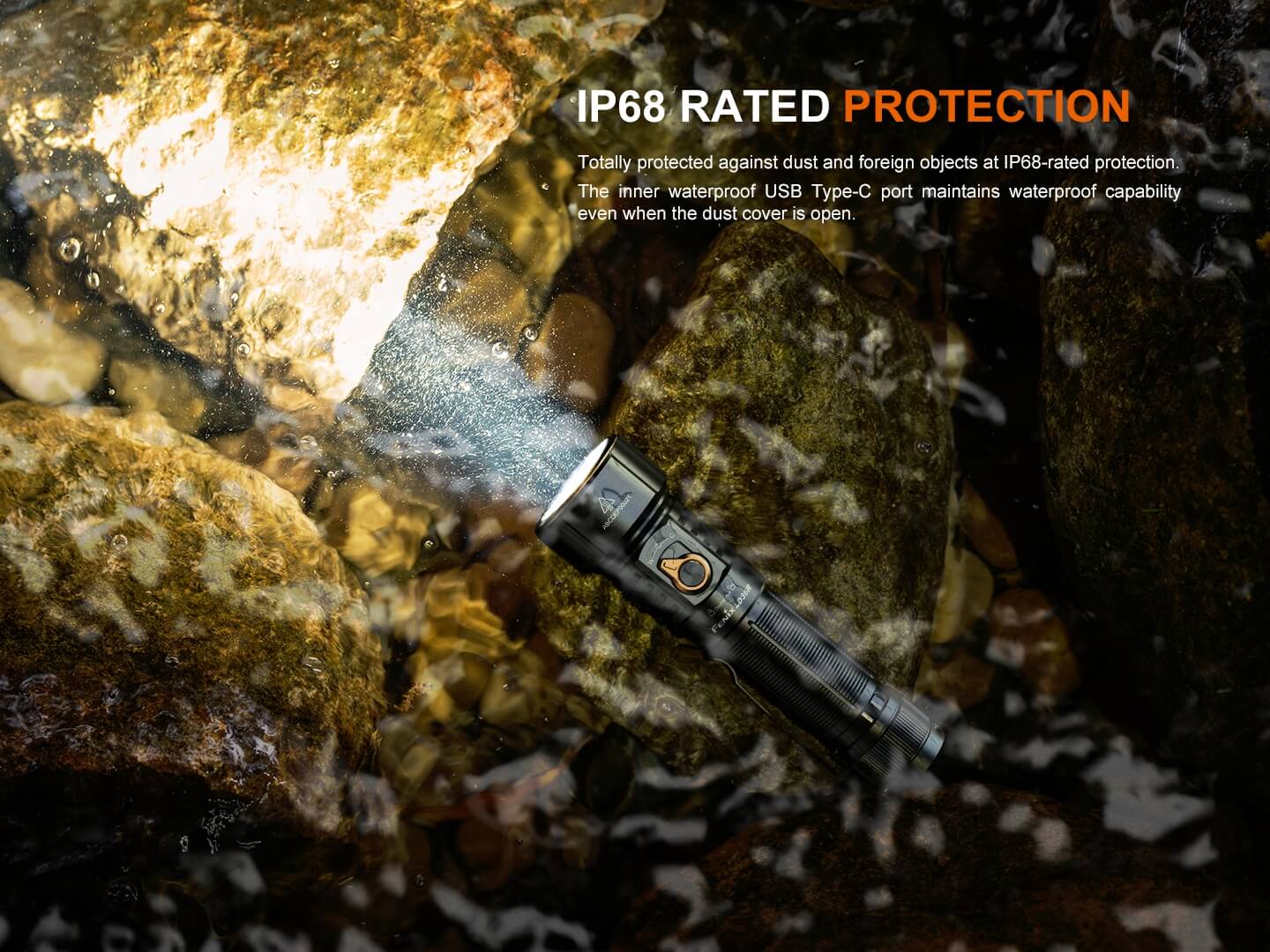 Fenix LD36R s krytím IP68 svieti pod prúdom vody medzi kameňmi, prachotesná a vodotesná baterka