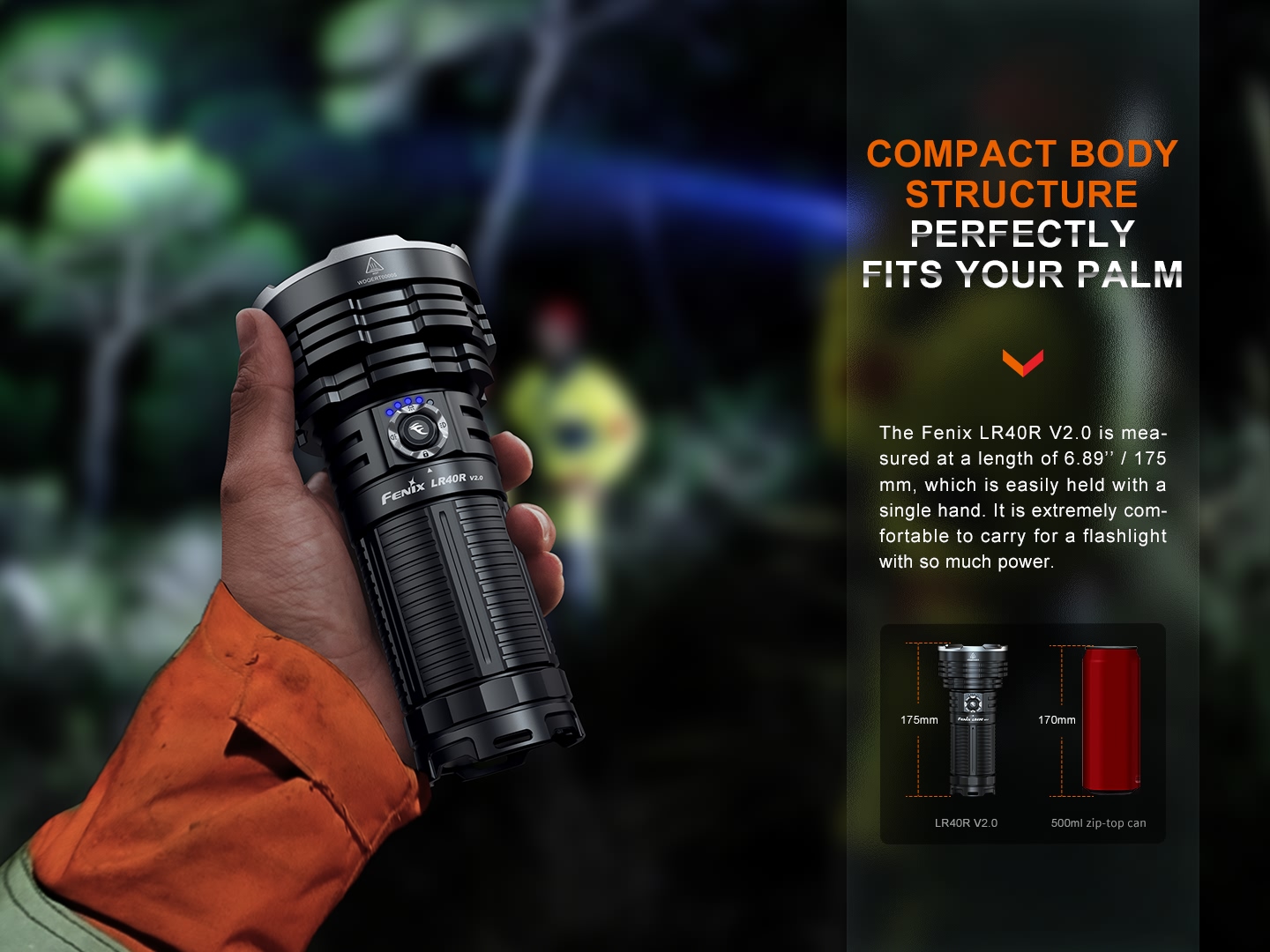 Fenix LR40R V2.0 v dlani, dĺžka 175 mm v porovnaní s plechovkou 500 ml vysokou 170 mm