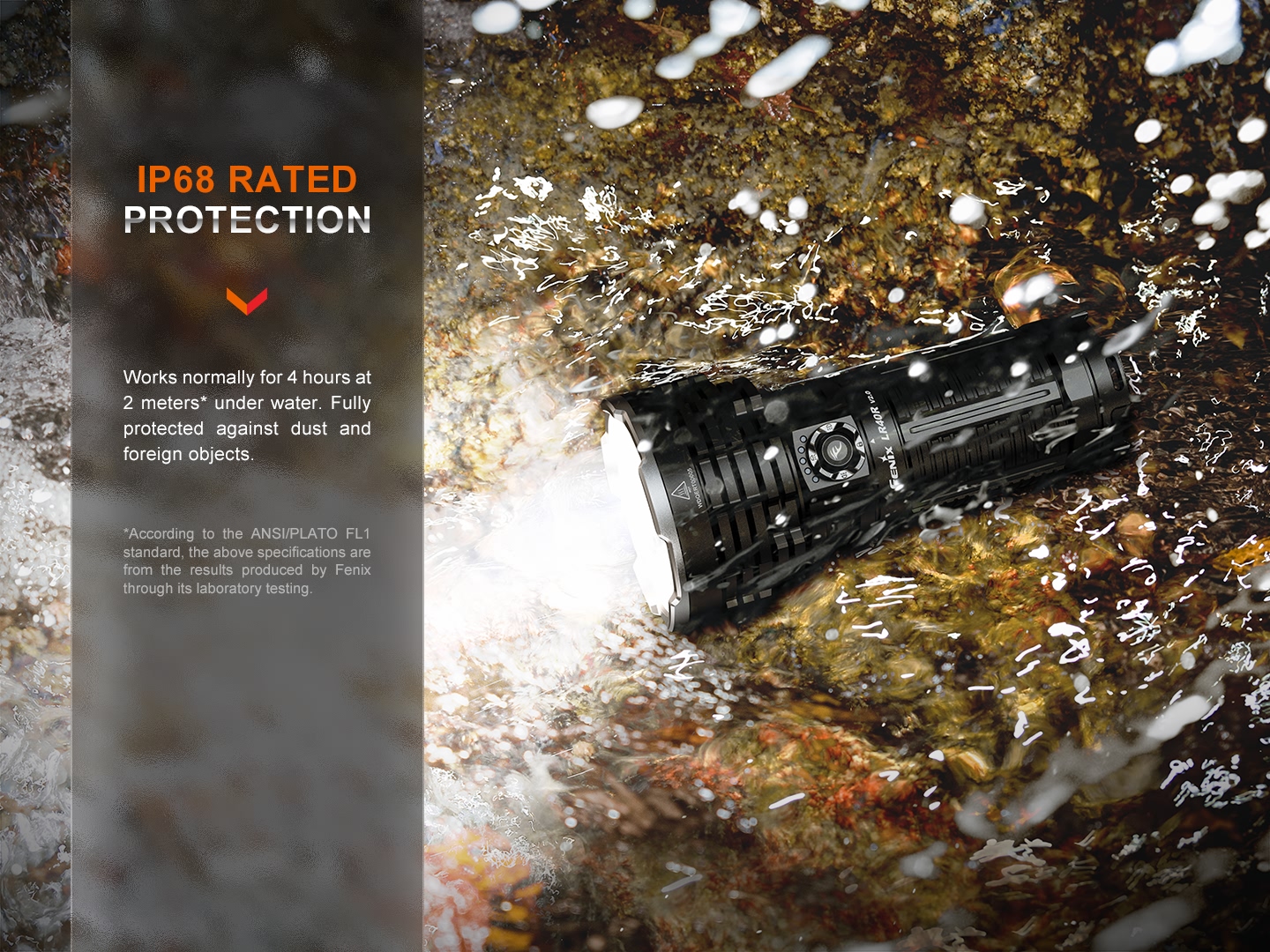 Fenix LR40R V2.0 s krytím IP68 svieti v tečúcej vode medzi kameňmi, prachotesná a vodotesná