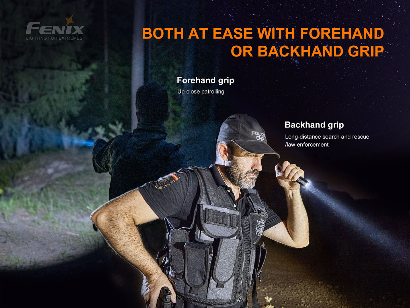 Fenix PD35 V3.0 v úchope vpred pri obchôdzke zblízka a v spätnom úchope pri hľadaní na veľkú diaľku