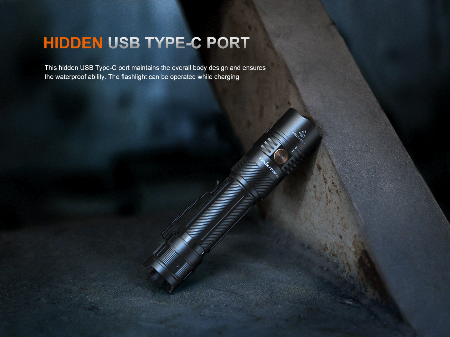 Fenix PD36R ACE nabíjanie cez skrytý port USB-C pod krkom, počas nabíjania sa dá svietiť