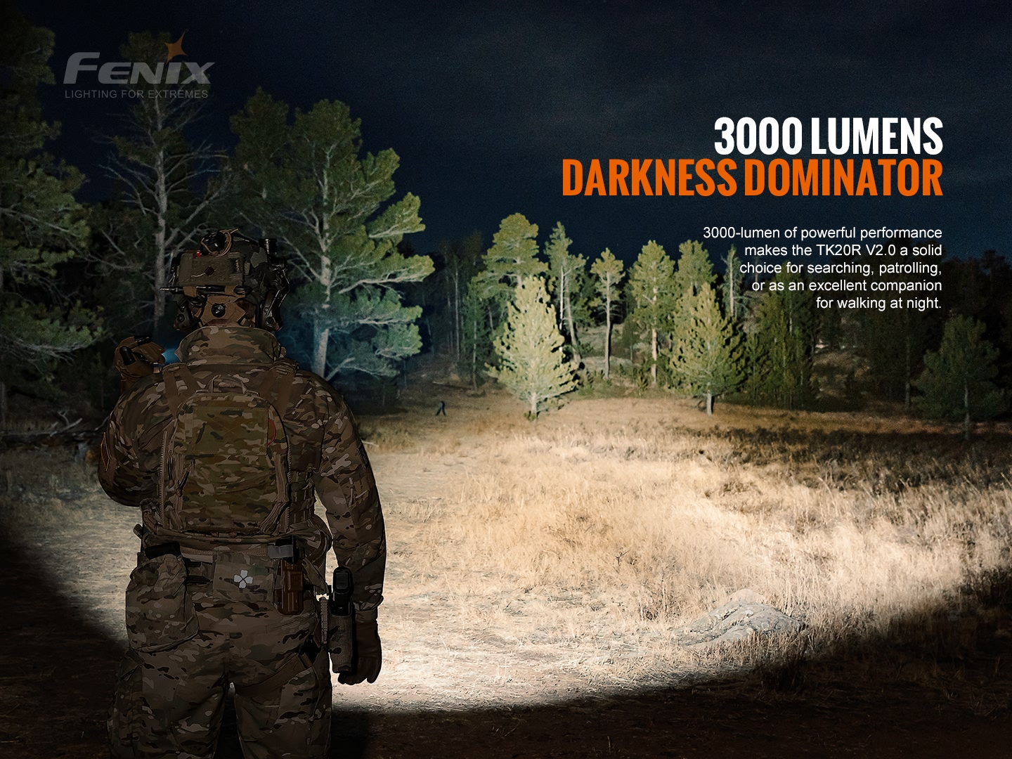 Fenix TK20R V2.0 s výkonom 3000 lúmenov osvetľuje v noci lúku a rad stromov pri pátraní a hliadke
