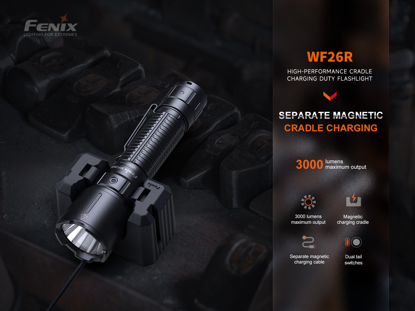 Fenix WF26R služobná baterka 3000 lúmenov v magnetickej nabíjacej kolíske s káblom položená na kovovom náradí
