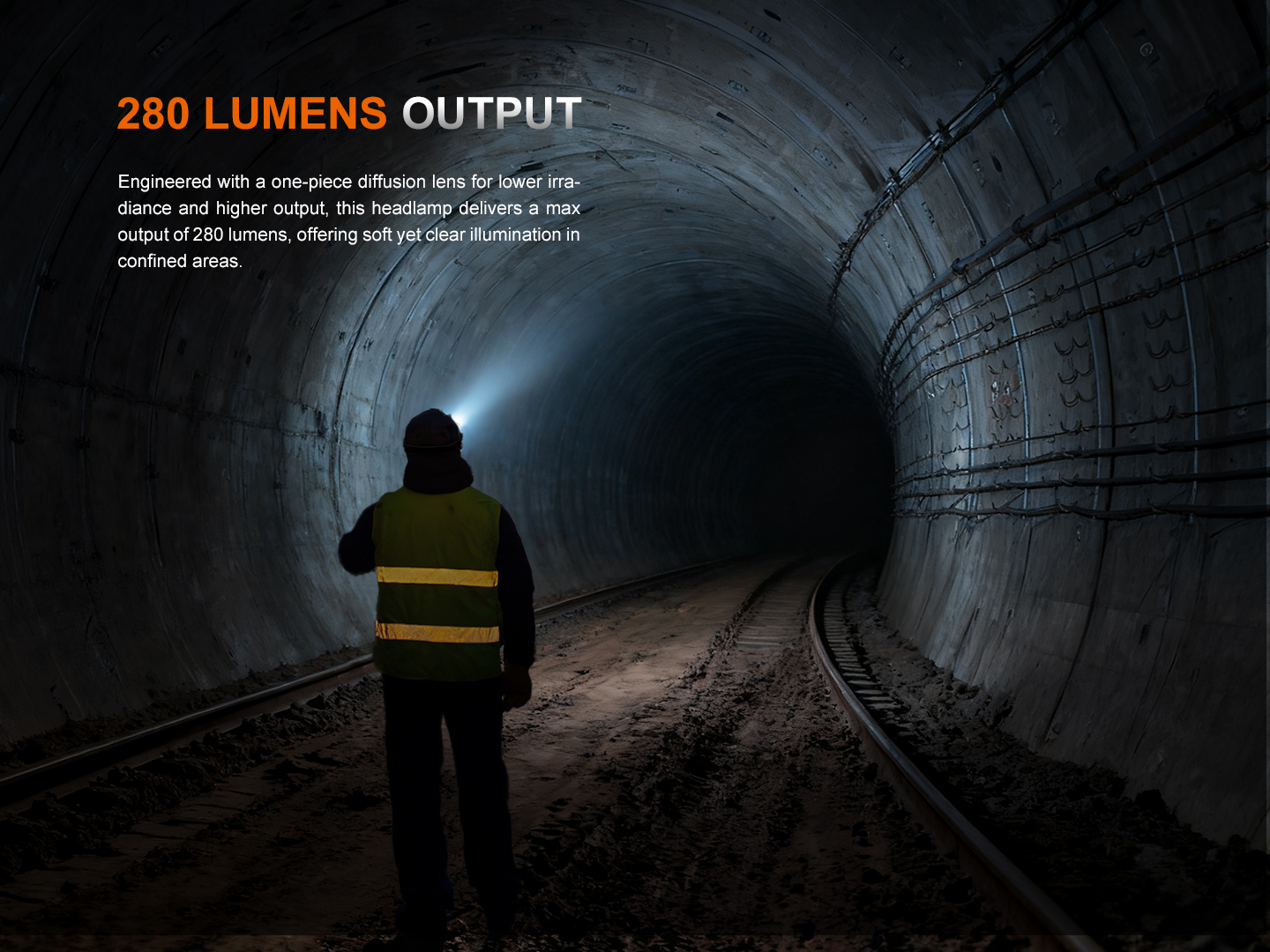 Fenix WH35RE s jednodielnou difúznou šošovkou a výkonom 280 lúmenov osvetľuje železničný tunel pred pracovníkom