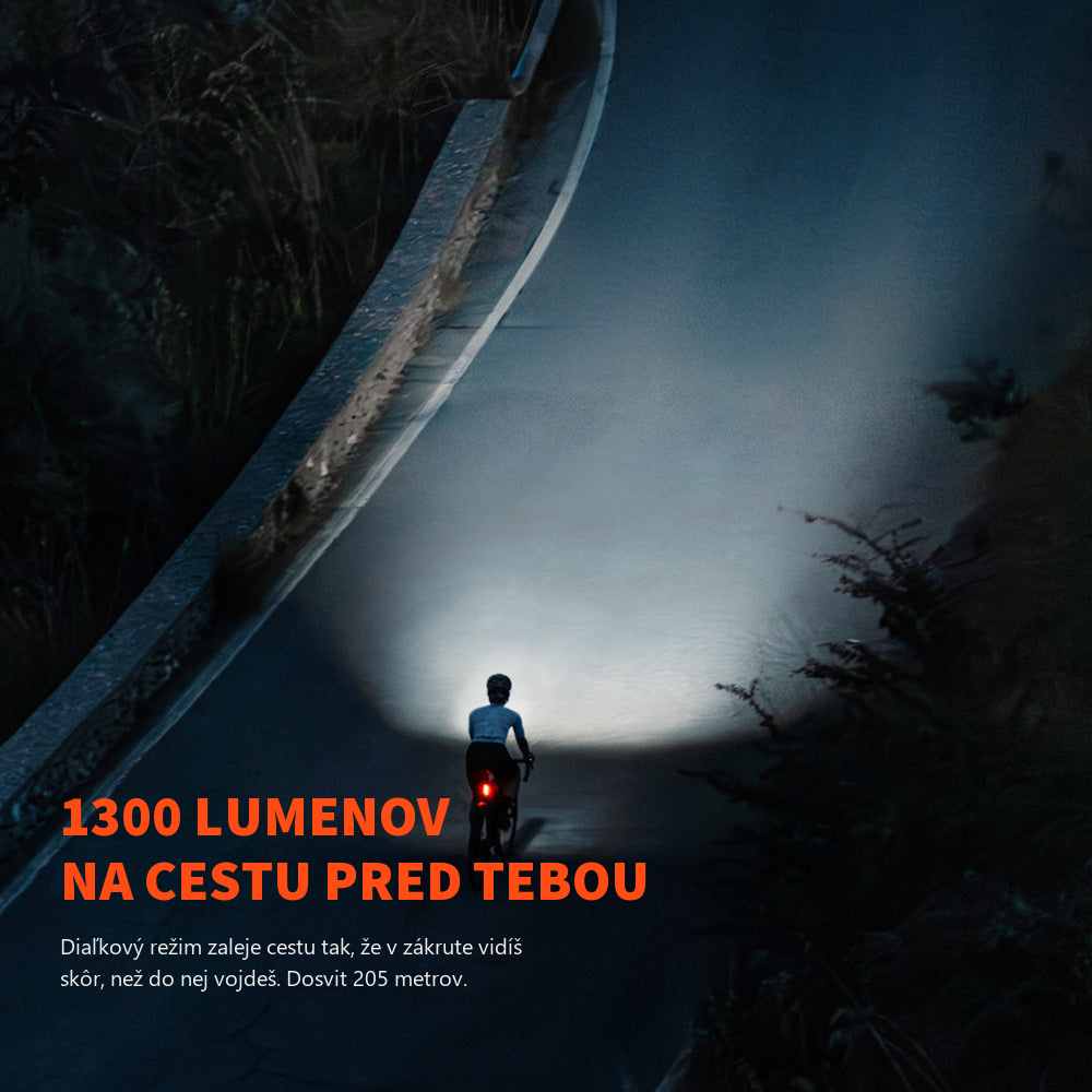 Cyklista na nočnej ceste, Magicshine HORI 1300 PRO osvetľuje široký úsek pred ním