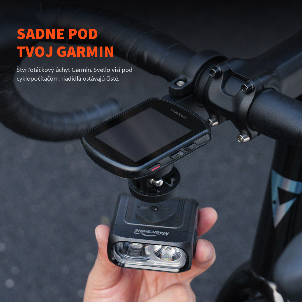 Ruka nasadzuje Magicshine HORI 1300 PRO na štvrťotáčkový úchyt pod cyklopočítač Garmin