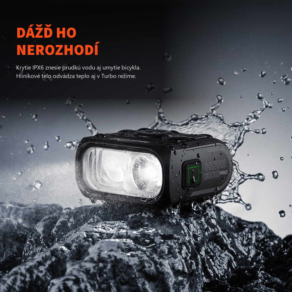 Magicshine HORI 1300 PRO na mokrej skale so špliechajúcou vodou — krytie IPX6