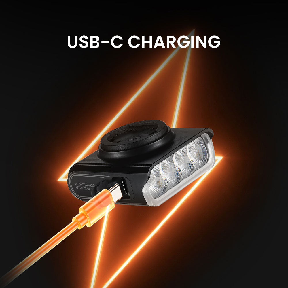 Nabíjanie predného cyklosvetla Magicshine HORI 700 káblom USB-C zasunutým do portu na boku tela