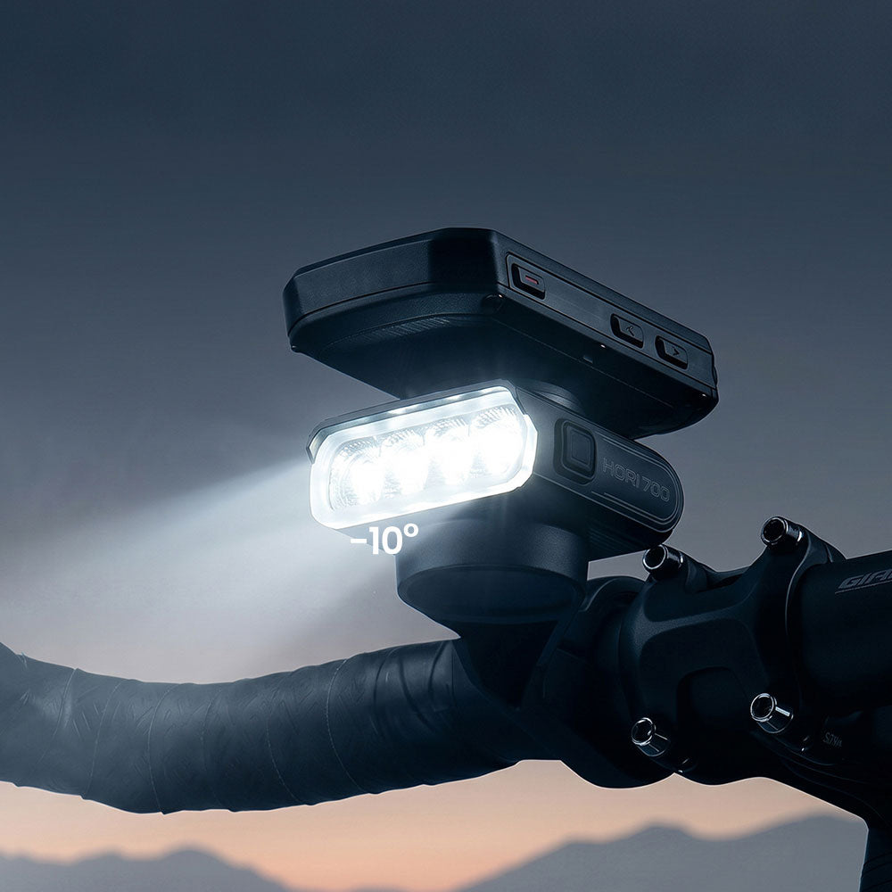 Detail sklonu lúča Magicshine HORI 700 o 10 stupňov nadol pri montáži pod cyklopočítač na riadidlách