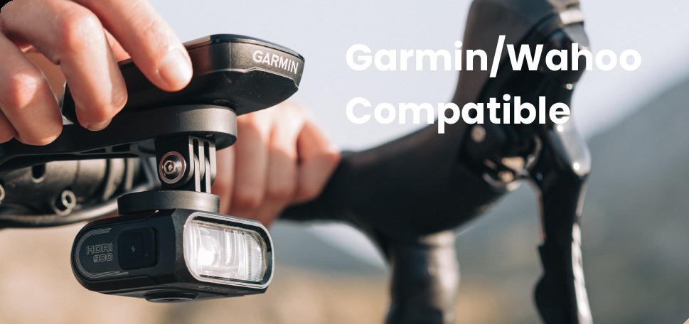 Ruka nasadzuje cyklopoč&iacute;tač Garmin na Magicshine HORI 900 zavesen&eacute; pod predsaden&yacute;m držiakom