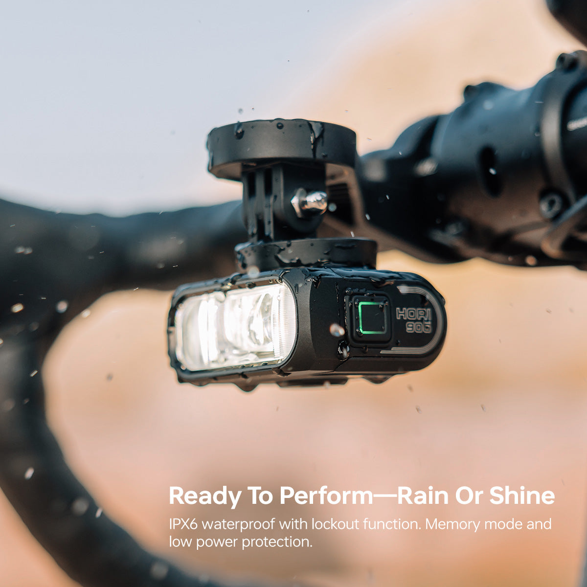 Mokr&eacute; Magicshine HORI 900 zavesen&eacute; pod predsaden&yacute;m držiakom cestn&eacute;ho bicykla počas dažďa