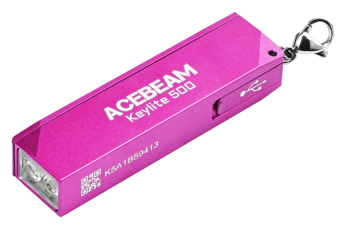 Acebeam Keylite 500 v ružovom prevedení s karabínkou — nabíjateľná LED kľúčenka 500 lúmenov s USB-C nabíjaním