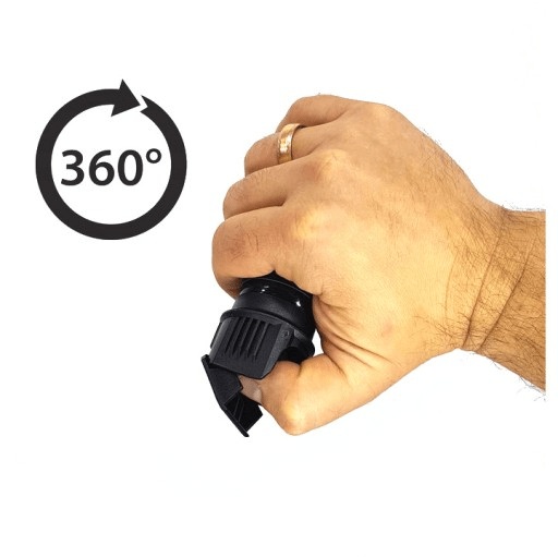 Obranný sprej Terminator 3.0 360° držaný v zovretej ruke, vedľa symbol 360 stupňov