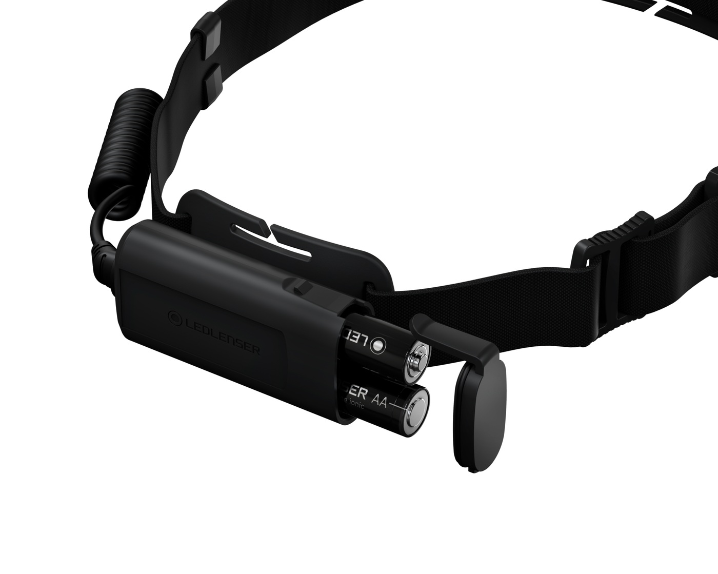 Ledlenser H5 Core — výmena batérií: otvorený zadný box, dve AA batérie Ledlenser vysunuté, odklopené viečko