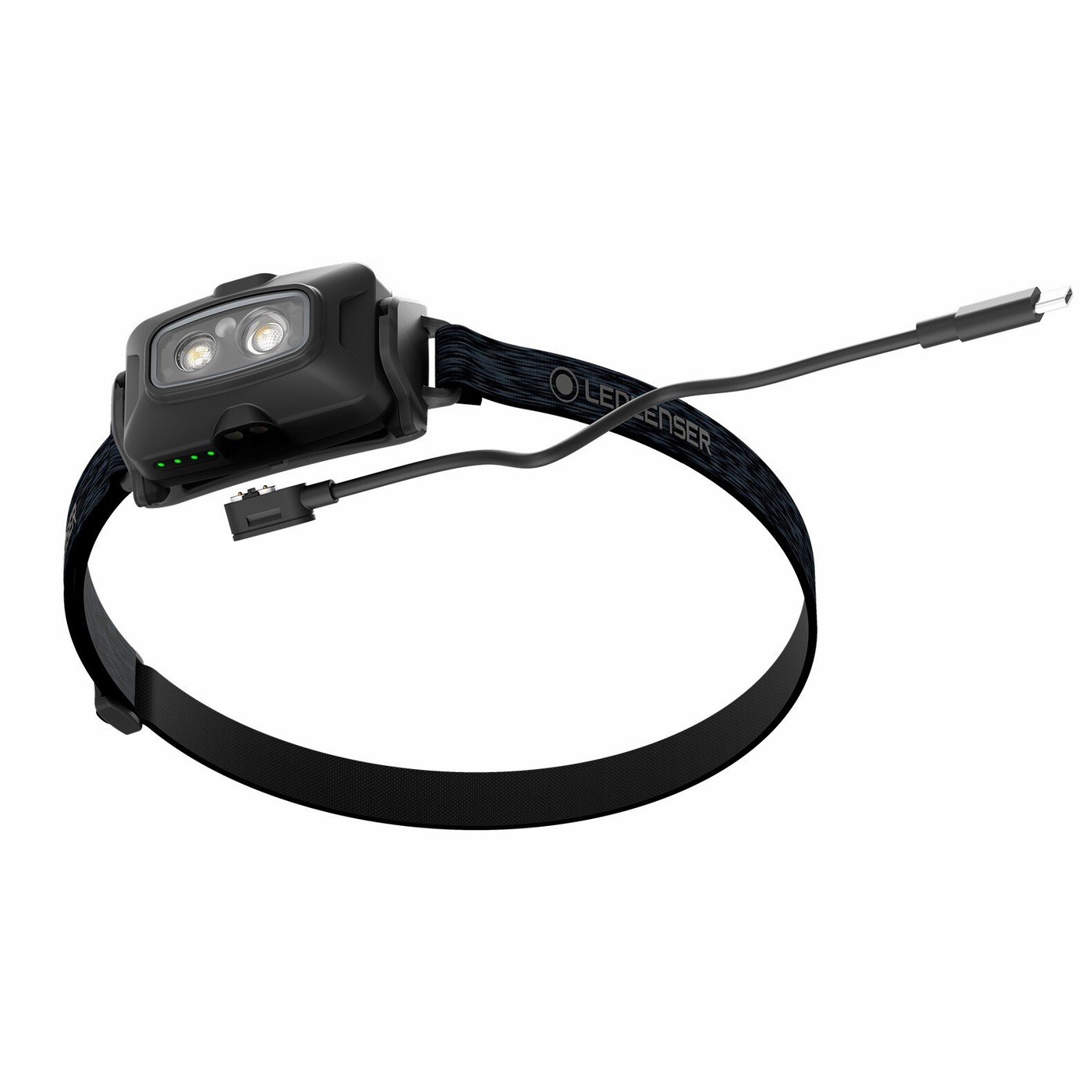 Ledlenser HF4R Core — magnetická koncovka nabíjacieho kábla USB-C pod hlavou a štyri zelené kontrolky stavu batérie