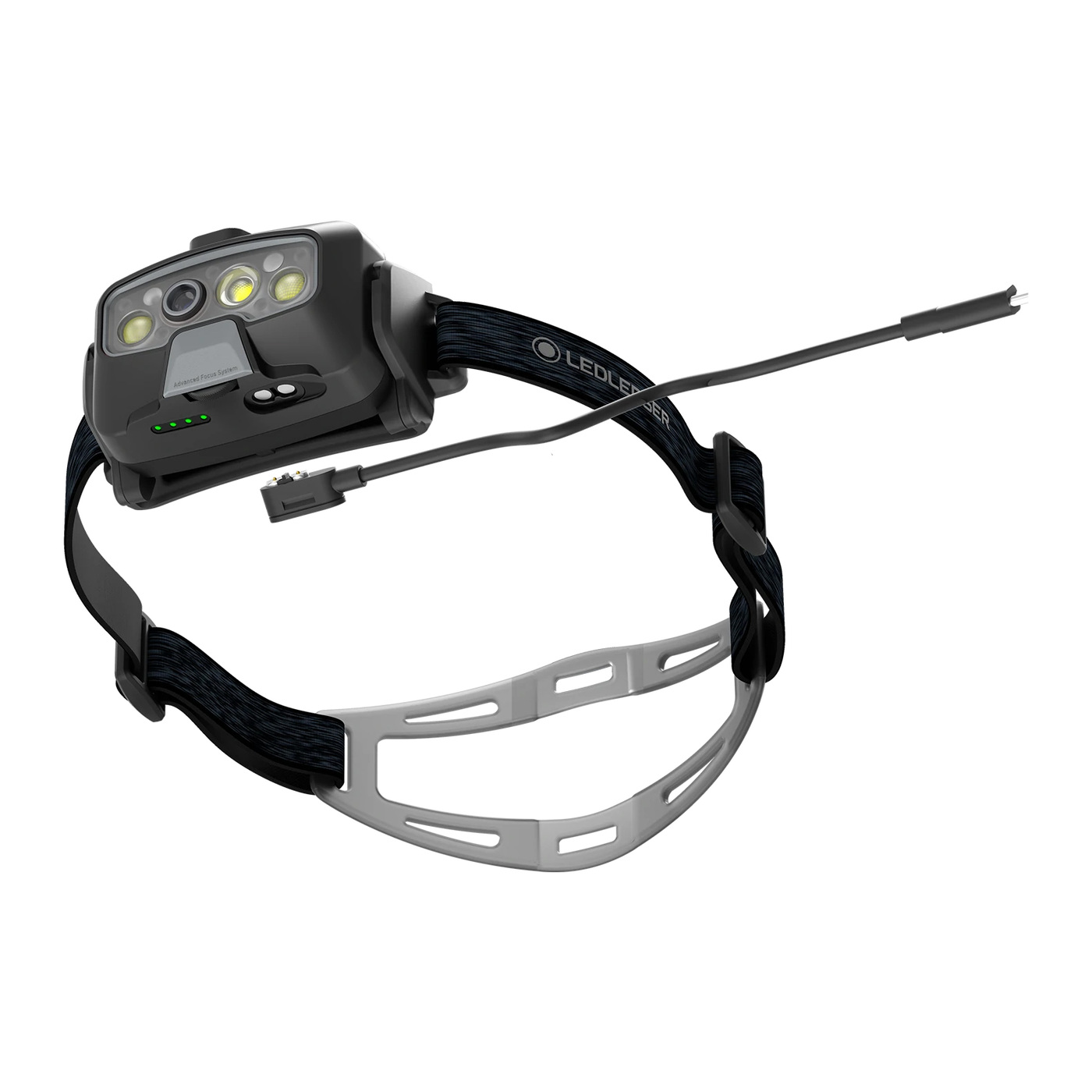 Ledlenser HF8R Core čierna zospodu — štyri zelené kontrolky, dva nabíjacie kontakty a magnetická koncovka kábla s USB-C